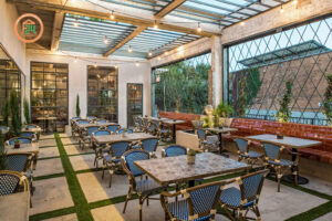 Thiết kế nội thất nhà hàng kết hợp với không gian xanh