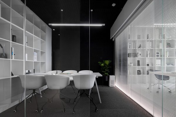 103 - "Đã mắt" với mẫu thiết kế nội thất văn phòng cao cấp tone màu trắng đen